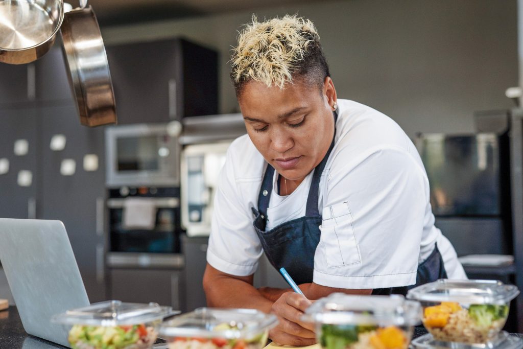 3 cosas que debe hacer un dark kitchen para estudiar a su competencia